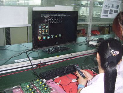 März 2012 –Test bestanden: Das erste Modell, der Raspberry Pi B, wird in antistatische Tüten verpackt (Bild: Raspberry Pi Foundation)