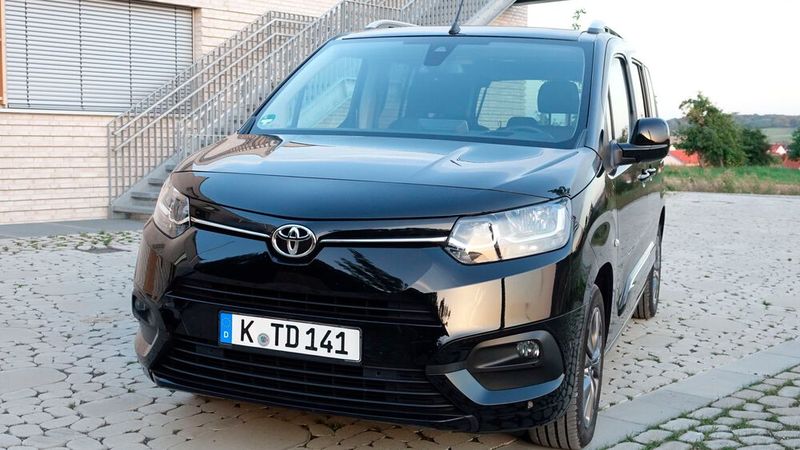 8. Die Verarbeitung: Im edlen schwarzen Lackkleid und mit relativ gleichmäßigen Spaltmaßen sieht man dem Toyota seine Nutzfahrzeug-Nähe auf den ersten Blick gar nicht an. Doch ... (Bild: Rosenow – VCG)