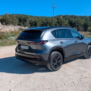 Am steilen Heck des CX-5 prangt nicht mehr das Logo, sondern der Schriftzug Mazda.(Bild:  Mauritz – VCG)