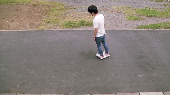 Gesteuert wird das Rollbrett über Gewichtsverlagerung (Bild: Cocoa Motors)