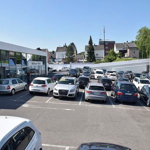 Das Betriebsgelände von Waldhausen & Bürkel umfasst mehrere Gebäude. Links im Bild die 2016 neu gebaute Serviceannahme.(Bild:  Jan Rosenow)