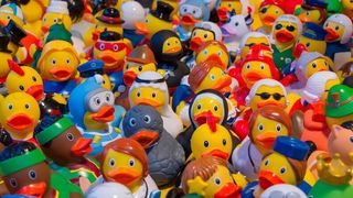 Um einige Kunststoffe flexibler und haptisch angenehmer zu machen, braucht es Weichmacher. Die sind zum Beispiel in dieser bunten Schar von Entchen enthalten, merkt die Lewa GmbH an. Laut einer Ceresana-Studie werden jährlich knapp 8 bis 9 Mio. t Weichmacher verbraucht. Der Umgang mit den heiklen Chemikalien ist nicht trivial. Lewa bietet deshalb für die Förderung und den sicheren Transport der Weichmacher die richtigen Membranpumpen, die absolut dicht sind, heißt es. (skeeze/pixabay)