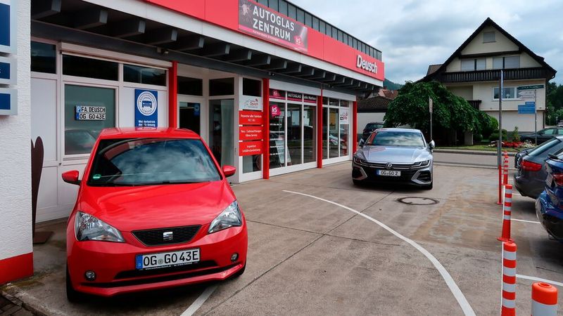 Für Mitarbeiter und Lehrlinge steht ein Fahrzeug – derzeit ein Seat Mii Electric (im Bild) – zur Verfügung. (Bild: Diehl – VCG)