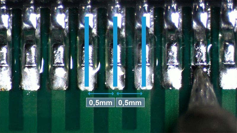 Rechts unten sieht man eine Ersa-Lötspitze für Kleinstbauteile mit einem Durchmesser von 0,1 Millimetern im Einsatz. (Ersa)
