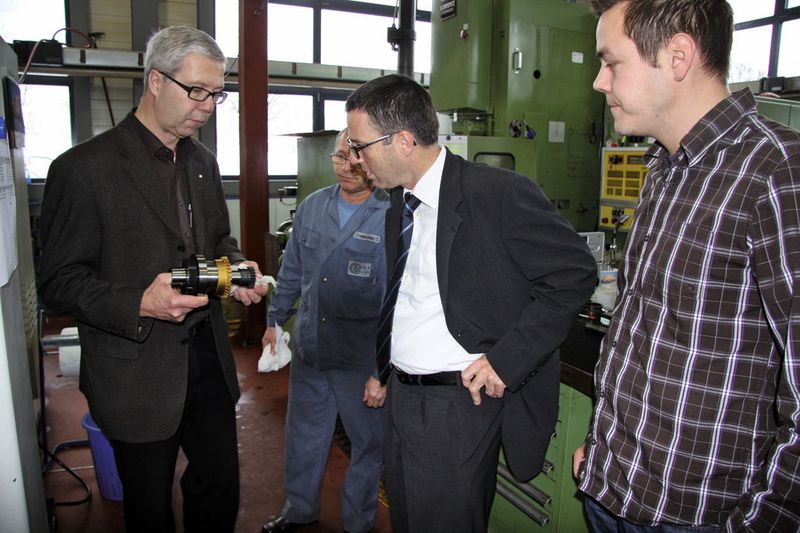 Fritz Grob präsentiert ein Verzahnwerkzeug Stefan Biedermann (M., Geschäftsführer Vogel Business Media AG). Im Hintergrund Alois Huber (stv. Leiter Verzahnerei), rechts Rafael Fellmann.  (Bild: Böhm)