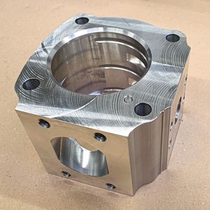 Die Varianten der Gehäuseringe unterscheiden sich in ihren Durchmessern von 160 beziehungsweise 192 Millimetern, der Bauteilhöhe sowie den Nuten, Drucktaschen und Saugtaschen im Inneren.(Bild:  Ingersoll Werkzeuge)