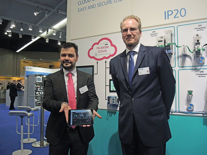 Markus Lindemann von T-Systems und Stefan Selke von Eaton (v.l.) stellten auf der SPS IPC Drives ihre Zusammenarbeit vor. (Stefanie Michel)