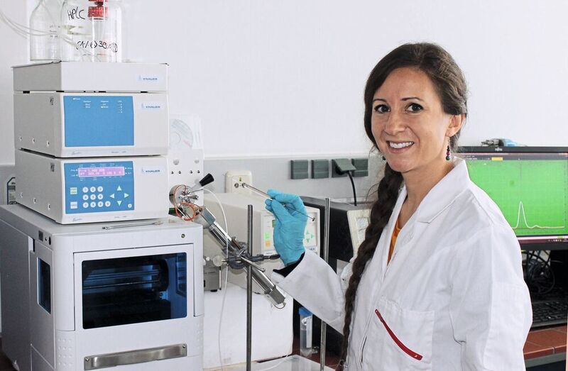 Thessa Jacob beim Auftragen einer Proteinprobe auf ein Flüssigchromatographiegerät. (Christian Wißler)