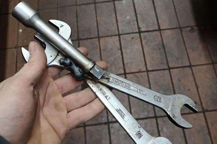 Wenn die Fixierung der Nockenwelle schwerfällt, kann eine derartige Konstruktion helfen. (Privat)