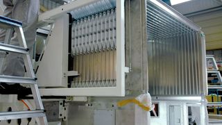 Montage eines Abdecksystems an einer Fräsmaschine. Aufgrund der Lieferung als Komplettsystem ist der Montageaufwand reduziert. Anpass- und Ausrichtarbeiten der einzelnen Abdeckungen entfallen.  (Bild: Möller Werke)