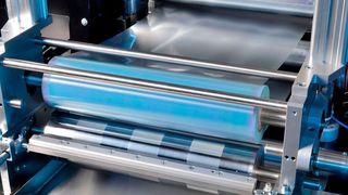 Das Rolle-zu-Rolle-Verfahren eignet sich sehr gut zur strukturierten Oberflächenfunktionalisierung von Kunststofffolien. Daraus können Microarrays hergestellt werden. Das Netzwerk R2RNet bündelt jetzt die Expertise dafür, informiert das Fraunhofer-Institut für angewandte Polymerforschung (IAP). (Fraunhofer-IAP / A. Okulla)