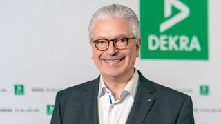 Michael Tziatzios von Dekra Automobil klärt beim Deutschen Remarketing Kongress 2024 über die Besonderheiten bei der Pflege und Wartung gebrauchter E-Fahrzeuge auf. (Bild: ©Thomas Kueppers)