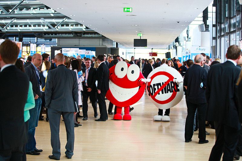 Zwei Maskottchen in der Menschenmenge. (salesforce.com Germany GmbH)
