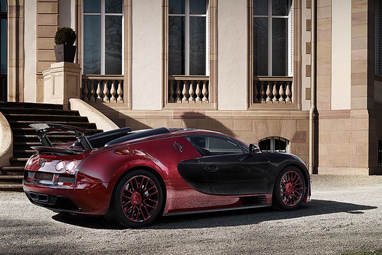 Von Null auf Hundert sprintet der Veyron in 2,6 Sekunden. Seine Höchstgeschwindigkeit liegt bei 410 km/h. (Foto: Bugatti)