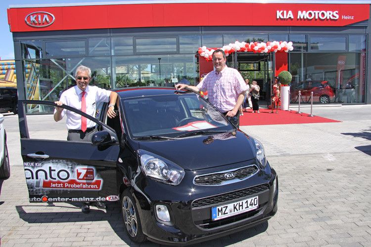 Auch Michael Ebling, Oberbürgermeister von Mainz (rechts) ließ sich den neuen Betrieb zeigen. (Foto: Kia)