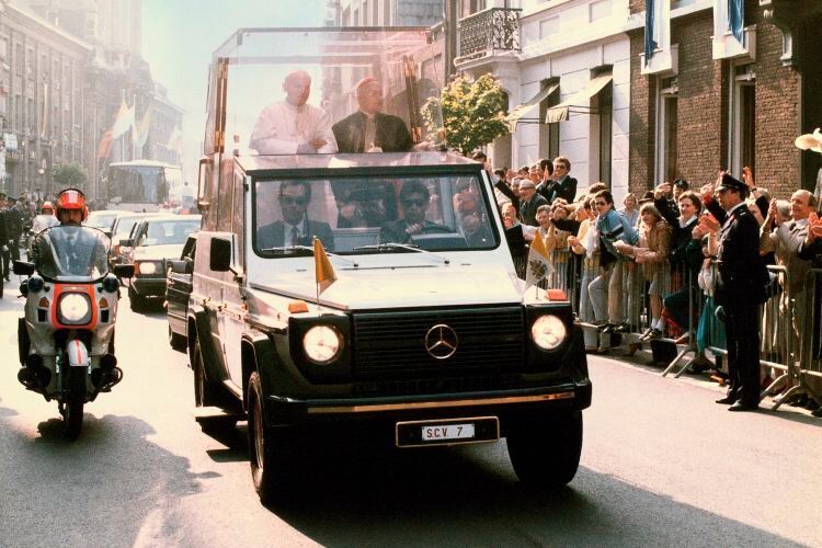 Das „Papamobil“ ist die vielleicht berühmteste Mercedes-Benz G-Klasse. 1980 wird sie für Johannes Paul II. angefertigt, um den Papst bei seinem Deutschlandbesuch vor Wind und Regen zu schützen. Nach dem Attentat im Mai 1981 erhält der Aufbau eine schusssichere Verglasung. Danach begleitet die Spezialanfertigung auf Basis des Mercedes-Benz-Geländewagens den Heiligen Vater auf vielen Reisen. (Daimler AG)