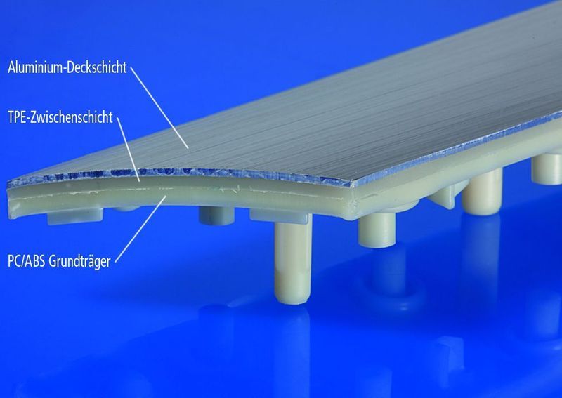Bild 1: Zierleiste aus einem dreischichtigen Verbund, die durch Montagespritzgießen hergestellt wurde. Voraussetzung dafür ist die eingespritzte TPE-Zwischenschicht. Bild: LKT (Archiv: Vogel Business Media)