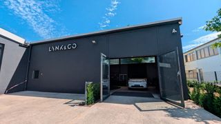 Das Autohaus Hedtke hat eine ehemalige Industriehalle in einen Lynk & Co-Showroom umgewandelt. (Bild: Mauritz – VCG)
