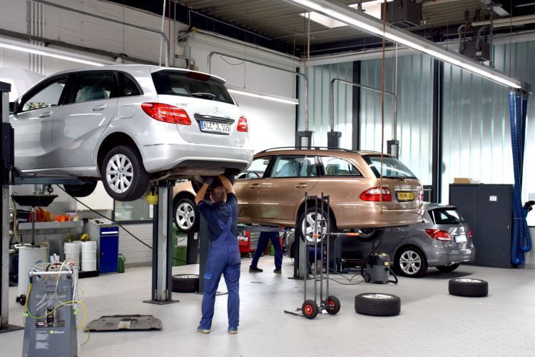 Die Werkstattmitarbeiter haben viel Platz für ihre Wartungs- und Reparaturarbeiten. (Die Werkstattmitarbeiter haben viel Platz für ihre Wartungs- und Reparaturarbeiten.)