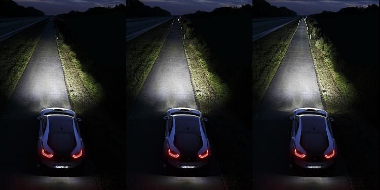 Überholprestige pur: Wenn der BMW i8 seinen Laser-Fernlichtspot (ganz rechts) zündet, dürfte die linke Spur sich sehr schnell leeren. (Foto: BMW/Schmied)
