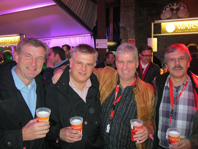 Die USV-Profis unter sich (v. l.): Andreas Hölzer und Michael Göcking, AEG, und Markus Lenz mit Jörg Bürger, Eaton Electric  (Bild: IT-BUSINESS)