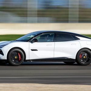 Trotz des hohen Gewichts und der Fahrzeugabmessungen fährt sich der Emeya auch dank seiner 50:50-Gewichtsaufteilung an den Achsen sehr agil.(Bild:  Lotus)