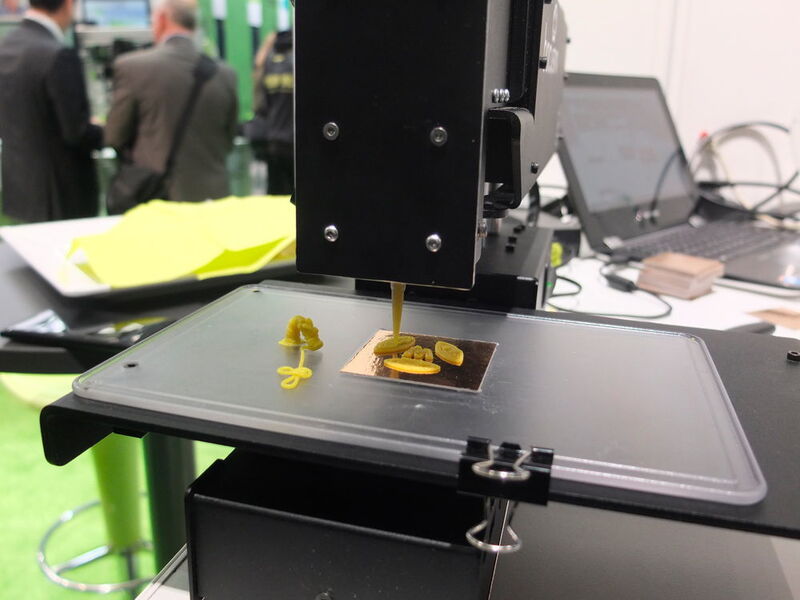 Besucher des Wieland-Stands konnten Marzipan-Konfekt aus dem 3D-Drucker mitnehmen. (U. Drescher/konstruktionspraxis)