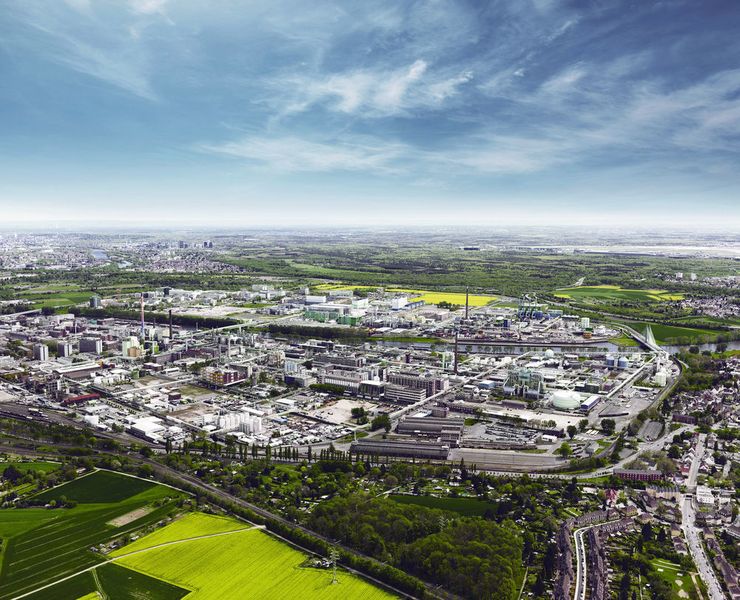 Zu den Standortvorteilen des Industrieparks Höchst gehört die Nähe zum Frankfurter Flughafen. (Bild: Infraserv Höchst)
