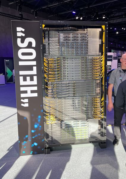 Mit Helios hat auch AMD eine komplette, flüssigkeitsgekühlte Rack-Lösung entwickelt, basierend auf den  kommenden Zen-6-Epyc-Prozessoren der Venice-Generation, Instinct-MI455X-GPUs und AMDs eigenen Pensando-Vulcano-NICs. HPE wird 2026 zu den ersten Herstellern gehören, die Helios anbieten.  (Bild: Vogel IT-Medien)
