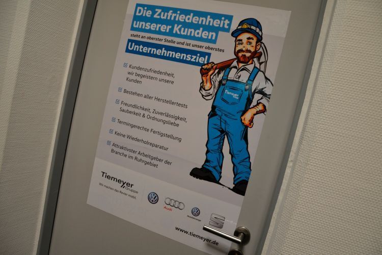 Kumpel Kalle, das Maskottchen der Tiemeyer-Gruppe, erinnert die Belegschaft immer wieder an die unternehmerischen Grundsätze. (Achter / »kfz-betrieb«)