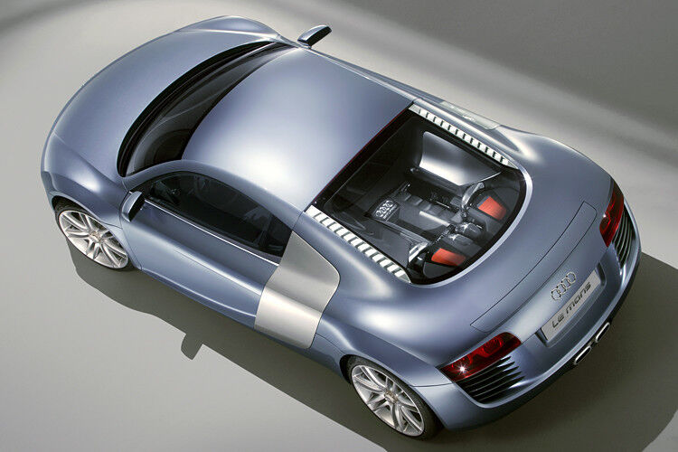 Freie Sicht: Designer Walter de Silva hat über den 610 PS starken V10-Motor eine Glaskuppel gestülpt. (Foto: Audi)