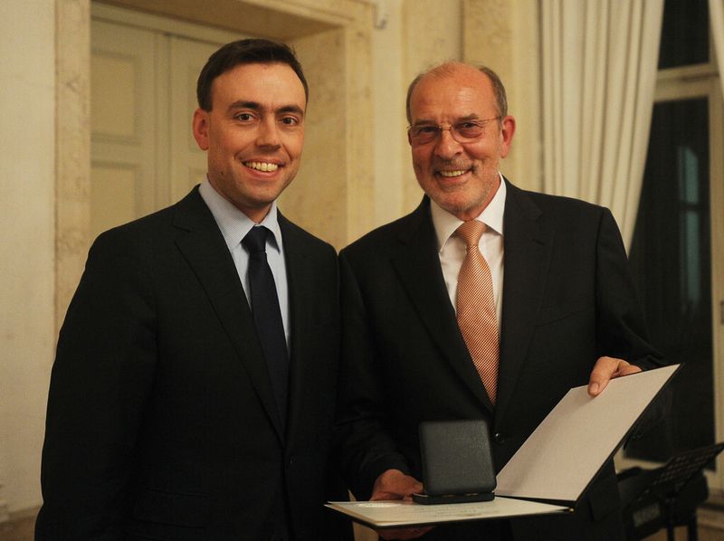 Freut sich über seine Medaille: Hainbuch Geschäftsführer und Ehrensenator h. c. Gerhard Rall (r.). Die Medaille überreichte Wirtschaftsminister Dr. Nils Schmid. (Bild: Hainbuch)