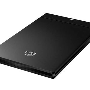 Die 2,5-Zoll-Disk stellt 320 Gigabyte Kapazität zur Verfügung und rotiert mit 7.200 Umdrehungen pro Minute. Für Tempo bei der Datenübertragung sorgt eine USB-3.0-Schnittstelle.