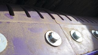 Der CFC-Abstreifer: Der Chevron Belt Finger Cleaner steht in direktem Kontakt mit dem laufenden Band. (Bild: Flexco Europe)