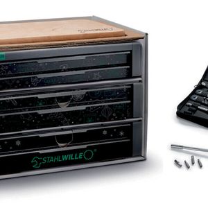 Stahlwille versteckt hinter den 24 Türchen ein hochwertiges 24-teiliges Werkzeug-Set inklusive Feinzahnknarre und praktischen Steckschlüsseleinsätzen. Obendrauf gibt es ein Frühstücksbrett aus Holz.(Bild:  Stahlwille)