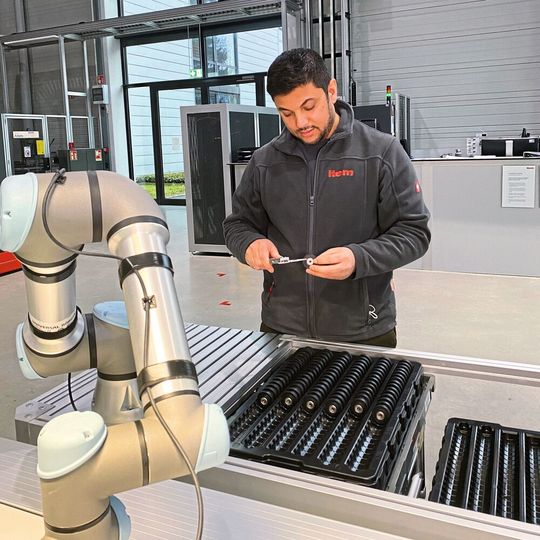 Cobots haben viele Vorteile: sie sind vielseitig und flexibel einsetzbar und lassen sich schnell an unterschiedliche Arbeitsanforderungen anpassen. Cobots haben viele Vorteile: sie sind vielseitig und flexibel einsetzbar und lassen sich schnell an unterschiedliche Arbeitsanforderungen anpassen.
