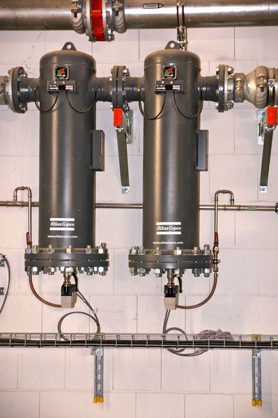 Bevor die Druckluft in den Adsorptions- bzw. Kältetrockner gelangt, durchläuft sie einen Aktivkohle- und einen Feinstaubfilter. (Atlas Copco Kompressoren und Drucklufttechnik)