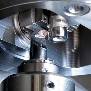 Bild 1: Das Schwenkfutter ermöglicht eine durchgängige Drehbearbeitung der Rohrverbindungsstücke.