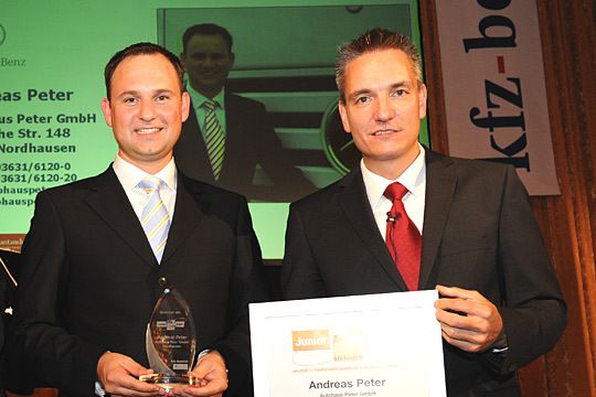 Ein Pokal auch für Andreas Peter, Autohaus Peter aus Nordhausen. Er ist der Junior des Jahres 2009. (Archiv: Vogel Business Media)