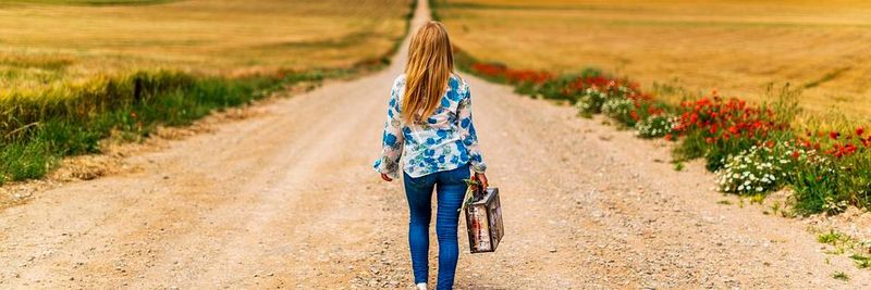 Früher verlief die Customer Journey linear von A nach B. Durch neue, digitale Kanäle kommt es aber jetzt an verschiedensten Stellen zur Kundeninteraktion, online und offline. Früher verlief die Customer Journey linear von A nach B. Durch neue, digitale Kanäle kommt es aber jetzt an verschiedensten Stellen zur Kundeninteraktion, online und offline.