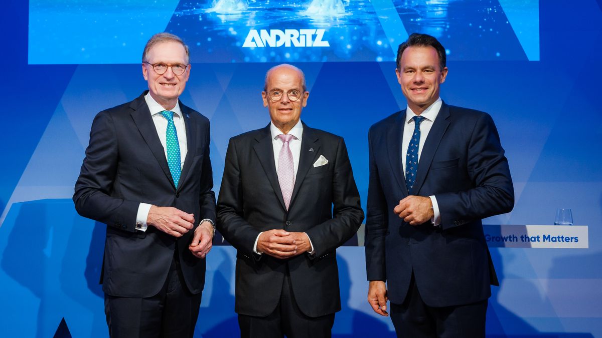 Joachim Schönbeck, Vorstandsvorsitzender bei Andritz, Wolfgang Leitner, Aufsichtsratsvorsitzender bei Andritz und Christoph Boschan, Vorstandsvorsitzender der Wiener Börse (v.l.) feierten am 1. Juli das 25-jährige Börsenjubiläum des Konzerns. (Bild: Andritz AG)