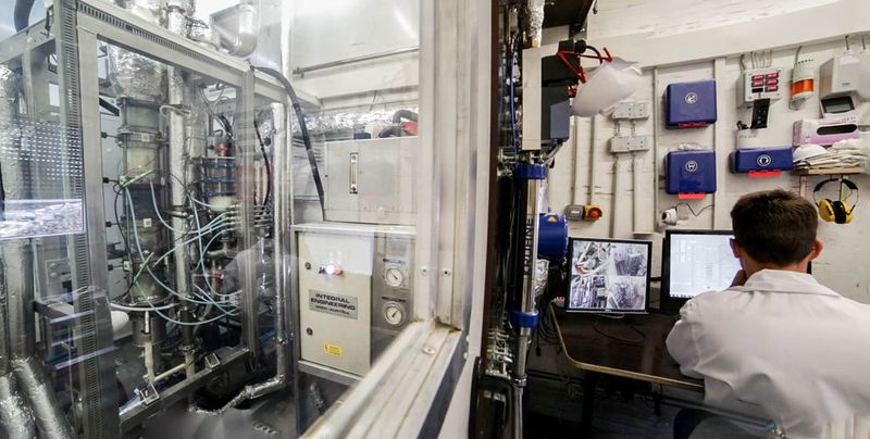 Versuchsanlage und Controll Center (Bild: TU Wien)