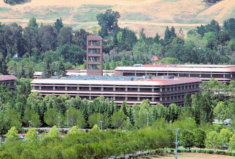 Chevron ist ein US-amerikanisches Mineralöl- und Erdgas-Unternehmen mit Sitz in San Ramon, Kalifornien. Seit 2010 ist der US-Amerikaner John Watson Vorstandsvorsitzender und CEO. (Bild: Chevron Corporation headquarters in San Ramon, California. / Coolcaesar / CC BY-SA 3.0)