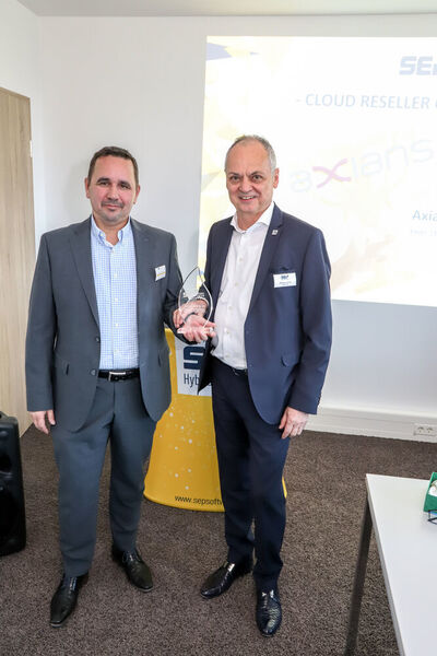 Stefan Englert (l., Axians IT Solutions GmbH) nimmt die Auszeichnung als „Cloud Reseller of the Year“ von Hartmut Birke (Regional Sales Director, SEP AG) entgegen. (SEP AG)