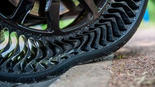 Beim „Uptis“ handelt es sich um eine Rad-Reifen-Kombination mit flexibler Tragstruktur, die ohne Luftdruck auskommt. (Bild: Michelin / Jerome Cambier)