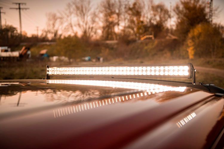 Der Bügel kommt mit hellem LED-Lichtbalken auf dem Dach daher. (Bild: Geiger Cars)