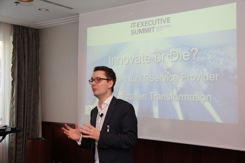 Der zweite Summit-Tag startete Daniel Hagemeier mit seinem dem provokanten Vortragstitel „Innovate oder Die?“. (Bild: Vogel IT-Medien)
