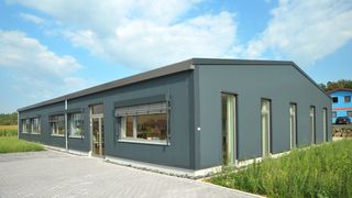 Systemhallen aus Stahl gelten als wirtschaftliche Alternative zum Massivbau.  (Bild: Haltec)