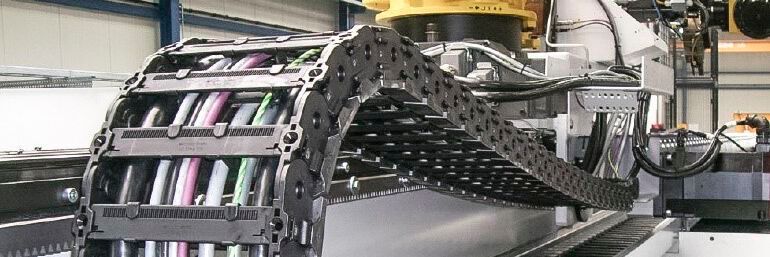 Mit seinem Tochterunternehmen EKD Systems ist Helukabel auf einbaufertige Schleppketten für besondere Anforderungen spezialisiert.(Bild:  Helukabel)