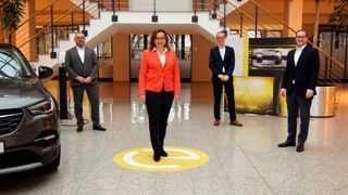 Großer Schritt in die Zukunft des Bestands- und Verkaufsmanagements: (v. l.) Jens Oldemölle, Brigitte Hellwig, Maarten Schlenhoff und Carsten Kaufmann betreuen das Digitalisierungsprojekt von Dello/Dürkop und Autorola.  (Bild: Autorola)